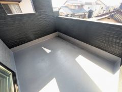 広々としたバルコニー。 天気のいい日にはお布団もまとめて干せそうですね＾＾