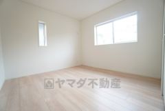 主寝室としてお使いいただけそうなこちらのお部屋は、日当たりが良く、爽やかな風を感じて起きる朝は、快適生活の始まりに。