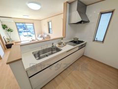 対面式キッチンなのでリビングにいるご家族とコミュニケーションを取りながら洗い物や、お料理が楽しめそうですね＾＾ 