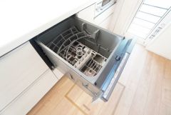 食事の後の手間を解消する食器洗い乾燥機付。冬場の洗い物で手荒れの悩みもなくなります。手洗いよりも節約できて便利