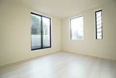 7.9帖。主寝室としてお使いいただけそうなこちらのお部屋は、日当たりが良く、爽やかな風を感じて起きる朝は、快適生活の始まりに。