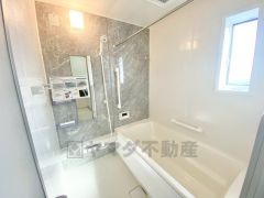 1日の疲れを癒すくつろぎのバスルーム。足を伸ばしてもゆったりと入れるサイズです。お子様と一緒にお風呂に入っても狭くないですね＾＾