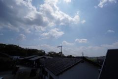 目の前に日差しを遮る建物がないので、日当たり＆風通し良好です＾＾心地よい自然の光や風を感じることができ、ほどよく開放感のある空間がつくれます。