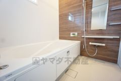 1日の疲れを癒すくつろぎのバスルーム。足を伸ばしてもゆったりと入れるサイズです。お子様と一緒にお風呂に入っても狭くないですね＾＾