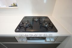 3種類の料理が同時に調理できる、3口ガスコンロ。忙しい夕食の支度時間が短縮できて効率よくお料理が楽しめます。