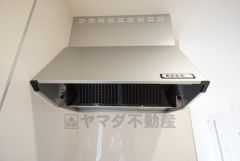 コンロ上には換気扇完備＾＾すぐ横に小窓が設けられているので、換気扇と合わせてWで換気できます＾＾