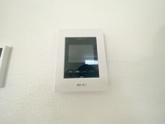 防犯はもちろん、セールスマン対策にもなるモニター付きインターホンです。 来訪者の顔が見えるので安心ですね＾＾