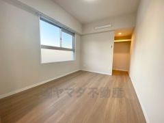 主寝室としてお使いいただけそうなこちらのお部屋は、日当たりが良く、爽やかな風を感じて起きる朝は、快適生活の始まりに。