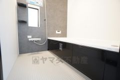 1日の疲れを癒すくつろぎのバスルーム。足を伸ばしてもゆったりと入れるサイズです。お子様と一緒にお風呂に入っても狭くないですね＾＾