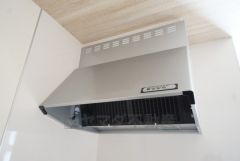 コンロ上には換気扇完備＾＾すぐ横に小窓が設けられているので、換気扇と合わせてWで換気できます＾＾