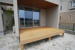 リビングからつながるウッドデッキは、室内と屋外をゆるやかにつなぐ心地よい空間。くつろぎや家族の団らん、ちょっとしたアウトドア気分も楽しめます＾＾