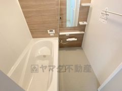 1日の疲れを癒すくつろぎのバスルーム。足を伸ばしてもゆったりと入れるサイズです。お子様と一緒にお風呂に入っても狭くないですね＾＾