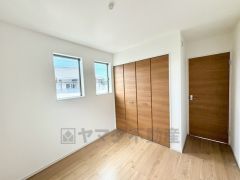 主寝室として利用できる洋室は日当たり良好です＾＾光の差し込むゆとりのある居室をぜひ現地にてご確認くださいませ。