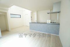 吹き抜けから光が差し込む明るいダイニング＾＾。リビング収納あり＾＾物をスッキリしまえて生活感が出にくいので急な来客にも困りませんね＾＾