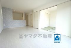 家族が集まる開放的なリビング。思い思いの時間を過ごしたり食事をしたり、素敵な団らんの場になりますね。