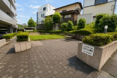 敷地内には緑を感じられる公園があります＾＾ ベンチもあり、ちょっとした休憩やお子様との外遊びにも嬉しいスペースです＾＾