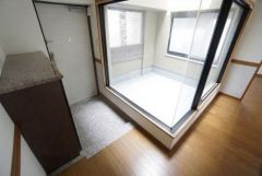 AIで荷物を消しています。建物内部にライトコートを2カ所設置することで、室内奥まで爽やかな自然光と心地よい風が届きます＾＾外からの視線を気にせず過ごせるのもいいですね。