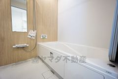 一日の疲れを癒すバスルーム。 浴室暖房乾燥機付きなので梅雨時期や花粉、PM2.5が酷いときなどのお洗濯に便利ですね＾＾