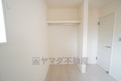 クローゼットには扉を付けていないので部屋がより広く感じられますね。 使用頻度が少ないものは枕棚の上に、足元には3段ボックスを置いて、フル活用できますね＾＾