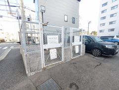 しっかりと扉の閉まるゴミ置き場。ゴミが散らかる心配もありません。エントランスの外まで管理が行き届いた綺麗なマンションです。