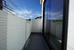 広々としたバルコニー。 天気のいい日にはお布団もまとめて干せそうですね＾＾
