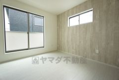 6帖。主寝室としてお使いいただけそうなこちらのお部屋は、日当たりが良く、爽やかな風を感じて起きる朝は、快適生活の始まりに。アクセントクロスがお洒落です＾＾