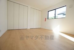 主寝室としてお使いいただけそうなこちらのお部屋は、日当たりが良く、爽やかな風を感じて起きる朝は、快適生活の始まりに。