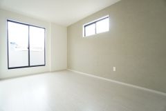 主寝室としてお使いいただけそうなこちらのお部屋は、日当たりが良く、爽やかな風を感じて起きる朝は、快適生活の始まりに。