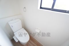 1階2階の2ヶ所にトイレがありますので、忙しい朝にも家族に気を使わず、ゆとりが生まれますね＾＾ 小窓付きで換気する時に便利です＾＾ 