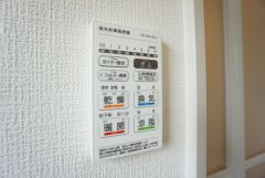 雨の日の洗濯も安心できる浴室暖房乾燥機付き浴室。リモコンで操作もボタン1つで簡単です。