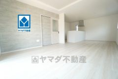 家族が集まる開放的なリビング。思い思いの時間を過ごしたり食事をしたり、素敵な団らんの場になりますね。