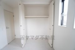 洋室にはハンガーパイプ付きのクローゼットが設けられています。たっぷり収納できるので衣替えの心配もいりませんね＾＾