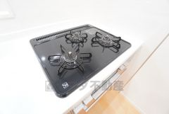 3種類の料理が同時に調理できる、3口ガスコンロ。忙しい夕食の支度時間が短縮できて効率よくお料理が楽しめます。