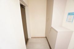 たっぷり収納できるシューズボックスです。家族全員の靴がきれいに整頓できます。棚の上にお花や写真を飾っても良いですね。