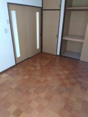 たっぷり収納できるクローゼット付きでお部屋の中をすっきりと快適に保てます。