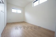 5帖。住む人のこだわりを活かす洋室＾＾クローゼットもあり荷物もすっきり片付けられ、ゆとりのある暮らしが出来ます＾＾