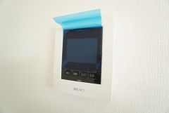 防犯はもちろん、セールスマン対策にもなるモニター付きインターホンです。 来訪者の顔が見えるので安心ですね＾＾
