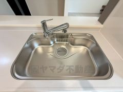 大きなお鍋も楽々洗える幅の広いシンクです＾＾ステンレスシンクなので簡単にお掃除できますよ。洗剤やスポンジもすっきりできる収納付き。