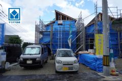 大通りから住宅街に入った一戸建ての多いエリア。落ち着いた雰囲気で快適な生活を送れます。
