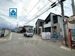 前面道路幅員：南側約4ｍ公道、東側約6.3ｍ公道、北側約2ｍ公道