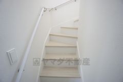 お子様も高齢の方も安心して上り下りができる手摺がついた安心設計です。 階段には小窓を配置しました。日中でも暗くなりがちな階段下が明るくなり安全ですね。