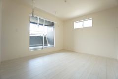 主寝室としてお使いいただけそうなこちらのお部屋は、日当たりが良く、爽やかな風を感じて起きる朝は、快適生活の始まりに。