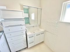 三面鏡裏収納付き洗面化粧台です＾＾