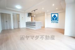 窓から光が差し込む明るいダイニングです＾＾思い思いの時間を過ごしたり食事をしたり、素敵な団らんの場になりますね＾＾