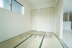 1階5帖和室。リビング隣には、ホッとできる和室を用意。客間としてはもちろん、お子様のお昼寝スペースや書斎としても活躍してくれそうです＾＾