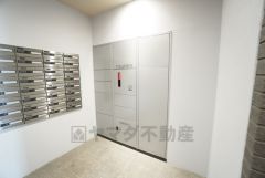 宅配ボックス付き。お仕事中や外出中などの不在時にも荷物が受け取れるのはとっても便利ですね＾＾セキュリティ面でも安心です＾＾ 