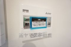 キッチン横からお湯張り、追い炊き、足し湯がボタン一つで楽々操作できる給湯機リモコンです＾＾忙しい夕飯の準備の時間帯に重宝しますね。