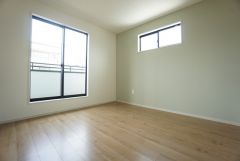 主寝室としてお使いいただけそうなこちらのお部屋は、日当たりが良く、爽やかな風を感じて起きる朝は、快適生活の始まりに。