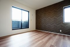 同仕様写真。2面採光を確保した明るい室内は、風通しも良く、大変居心地の良い空間となっております。爽やかな風を感じて起きる朝は、快適生活の始まりに。