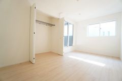 ご夫婦お二人のプライベートシーンを演出する7.5帖寝室は、大容量のクローゼット付き。バルコニーに面しており、明るい陽射しが差し込みます。